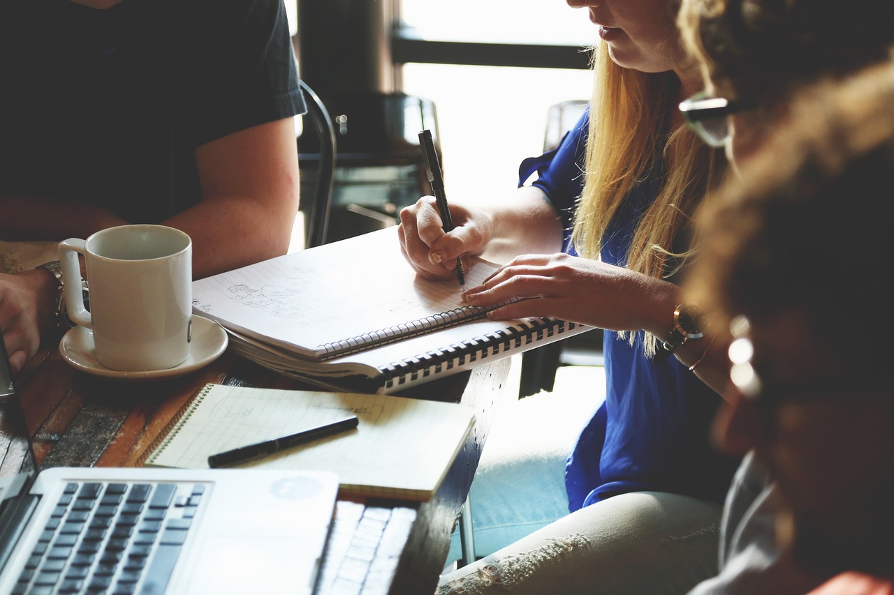découvrez comment la culture d'entreprise façonne l'environnement de travail, stimule la collaboration et influence la performance des équipes. plongez dans l'importance de valeurs partagées et d'une ambiance positive au sein des organisations.