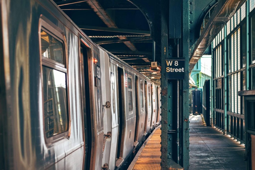 découvrez le transport ferroviaire : histoire, avantages, innovations et impact écologique. explorez comment le rail façonne la mobilité moderne et connecte les régions efficacement.