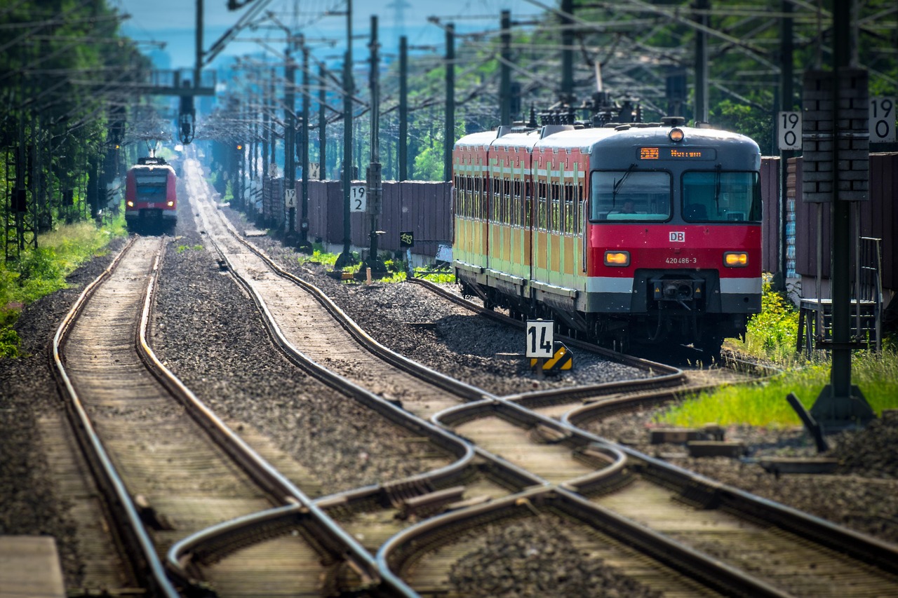 découvrez le transport ferroviaire : son histoire, ses avantages écologiques et économiques, ainsi que son rôle clé dans la mobilité durable et le développement des infrastructures.