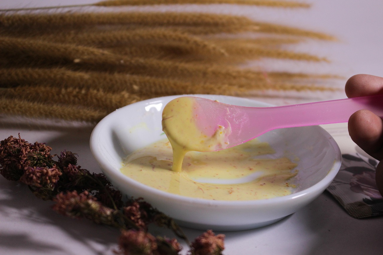 découvrez le safran, une épice précieuse aux multiples bienfaits. origine, histoire, utilisation en cuisine et propriétés médicinales : tout savoir sur l’or rouge.